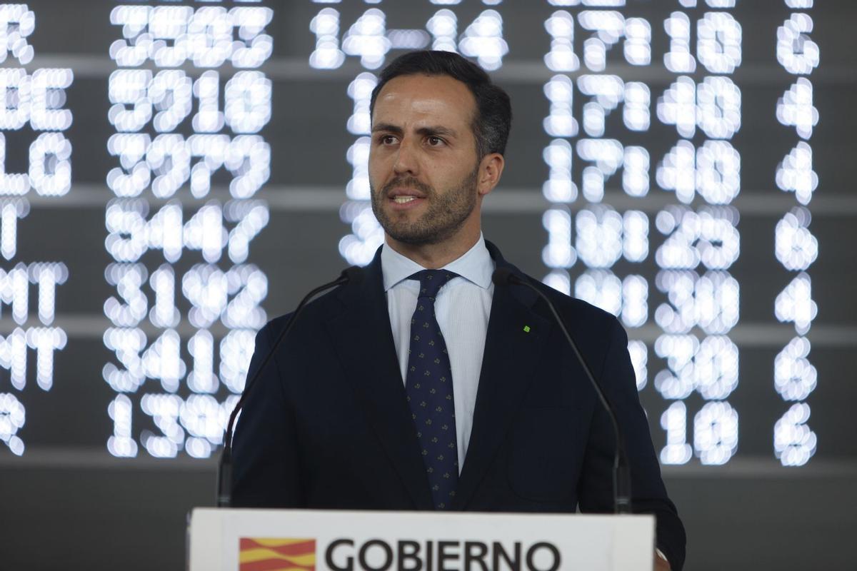 Samuel Ferrera, jefe de Network Planning de la aerolínea Binter, en el aeropuerto de Zaragoza.