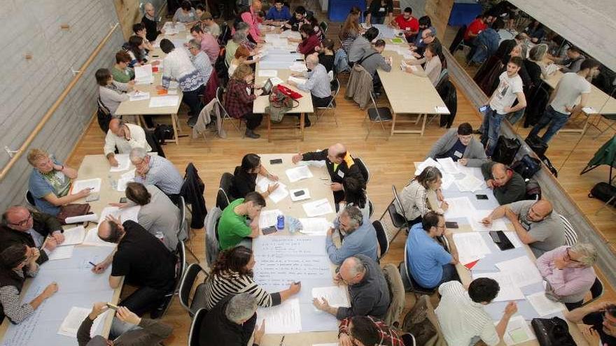 Miembros de mareas locales durante unas jornadas en Ames sobre las elecciones autonómicas. // X. A.