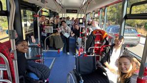 Conductores voluntarios de bus de TMB transportan pacientes y profesionales del Institut Guttman