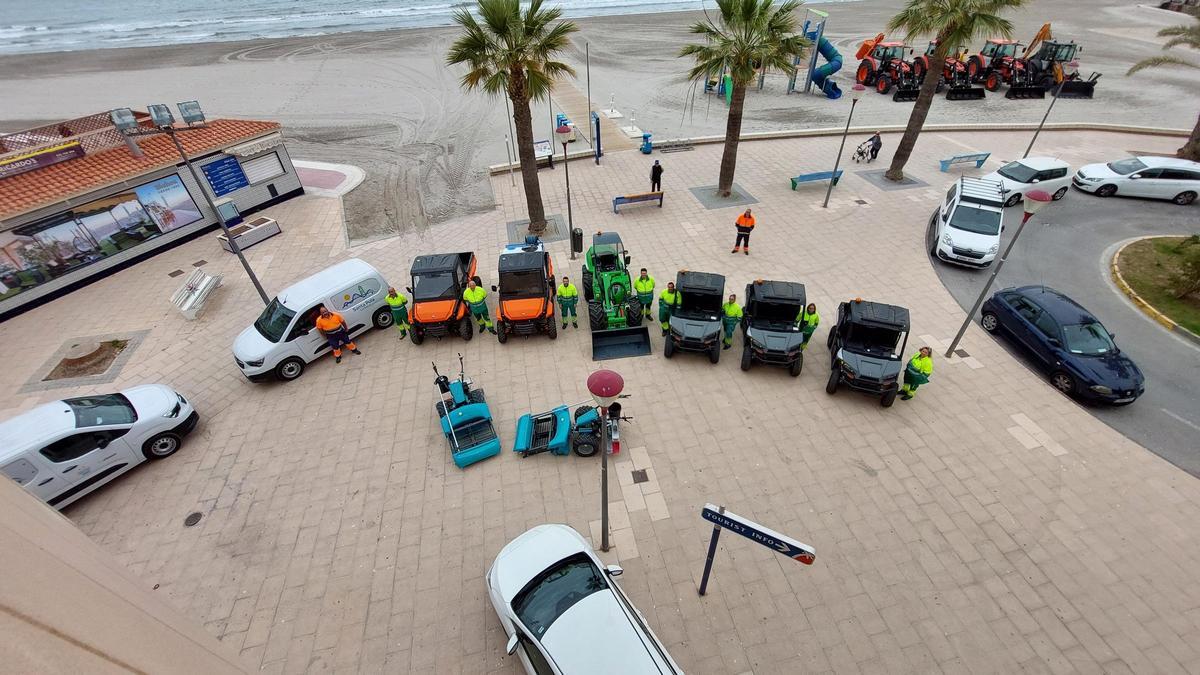 Nueva flota de vehículos de Urbaser para limpiar las playas de Santa Pola