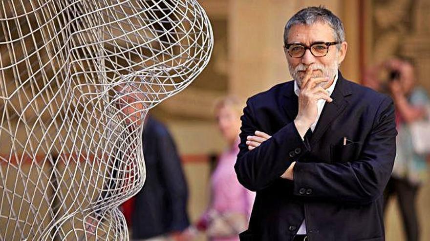 Jaume Plensa posa al costat de la seva escultura «Anna».