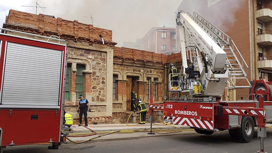 Los bomberos sofocando el fuego en junio de 2017.