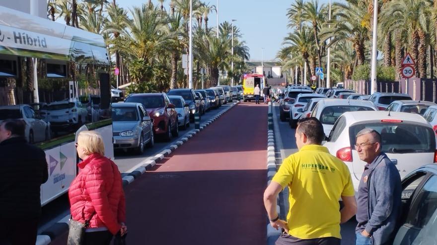 El accidente de un motorista en Elche colapsa uno de los accesos al Hospital General