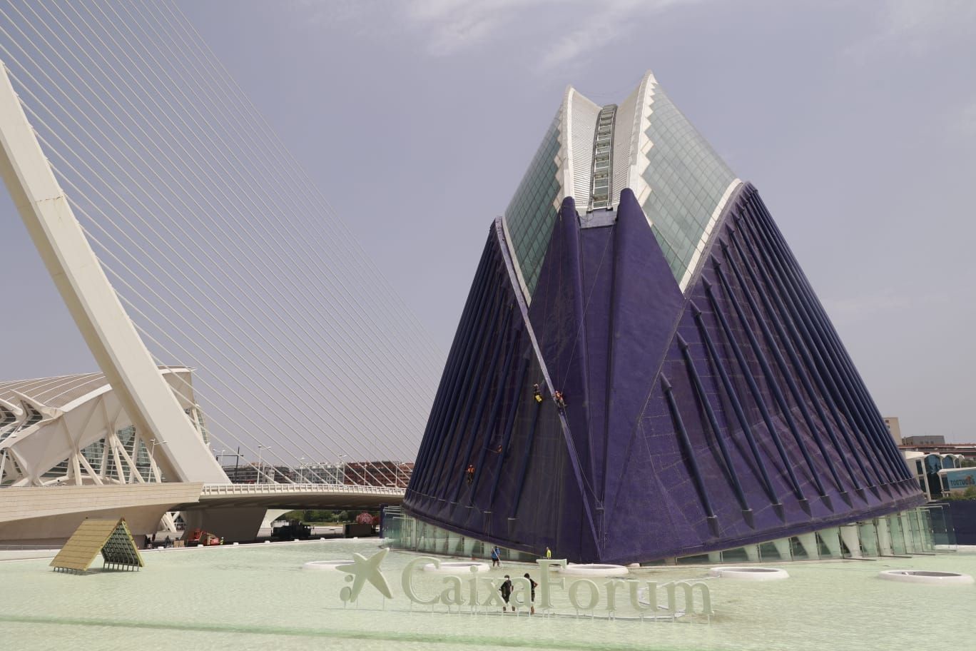 Últimos retoques en el Caixaforum València antes de su apertura