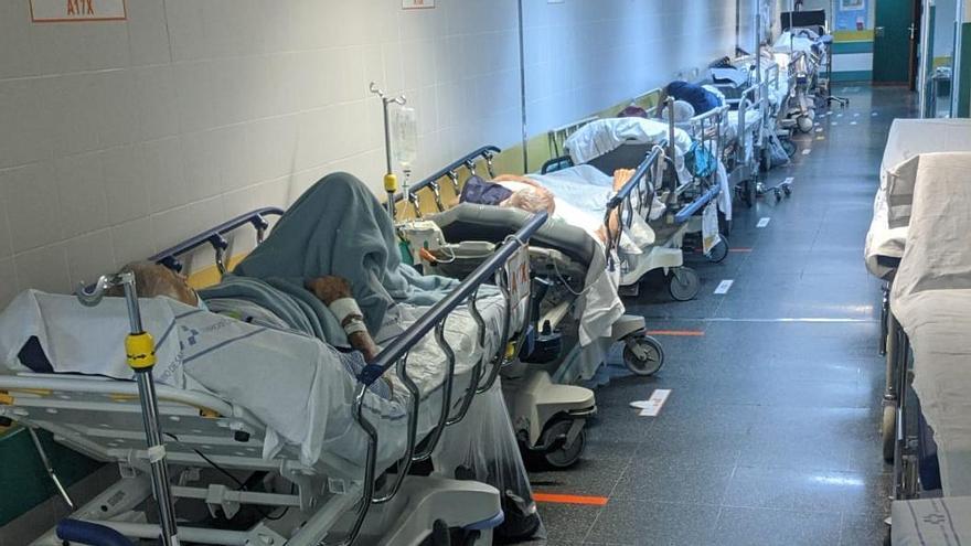 Pacientes en un pasillo en el servicio de Urgencias del Hospital Universitario Insular de Gran Canaria.