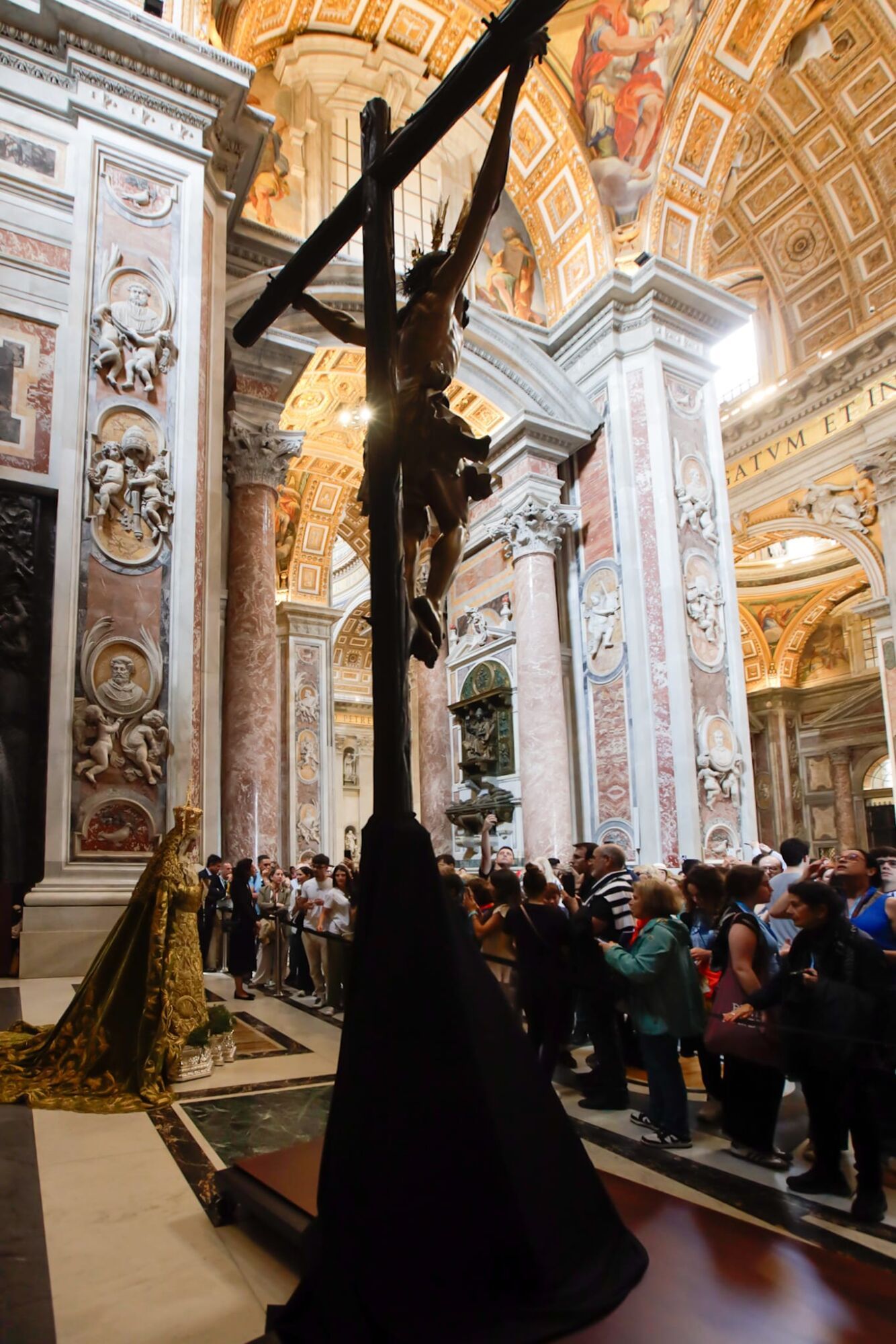La Virgen de la Esperanza y el Cristo de la Expiración (El Cachorro), de Sevilla, están expuestos al culto en la Basílica de San Pedro