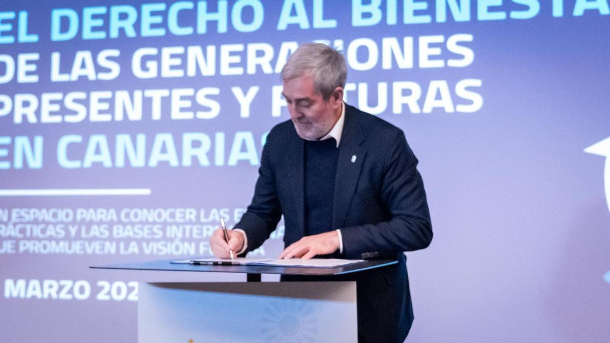 Fernando Clavijo firmando la Declaración