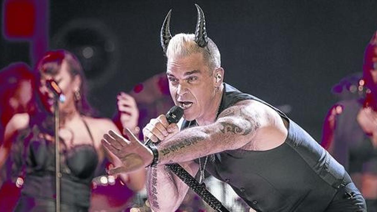 Robbie Williams, en un momento de su actuación en el Sant Jordi, ayer.