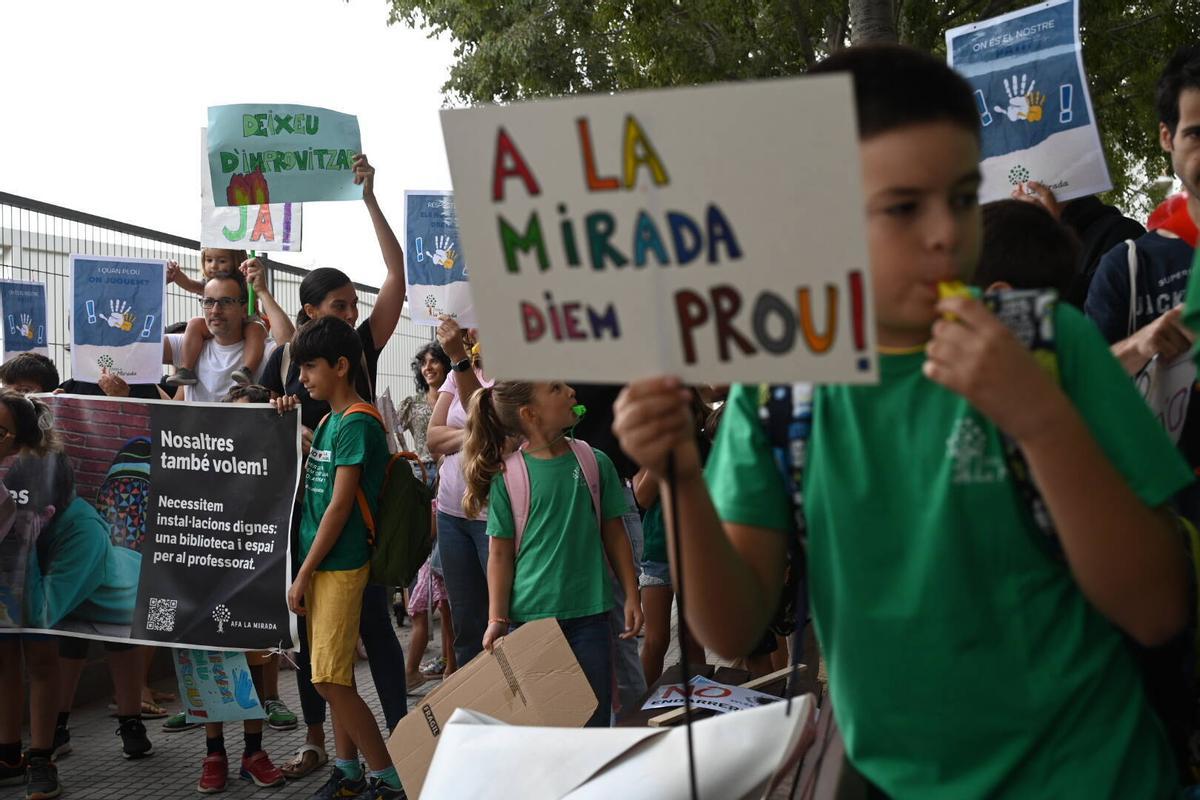 Familias de Sant Cugat reivindican la construcción de la escuela La Mirada