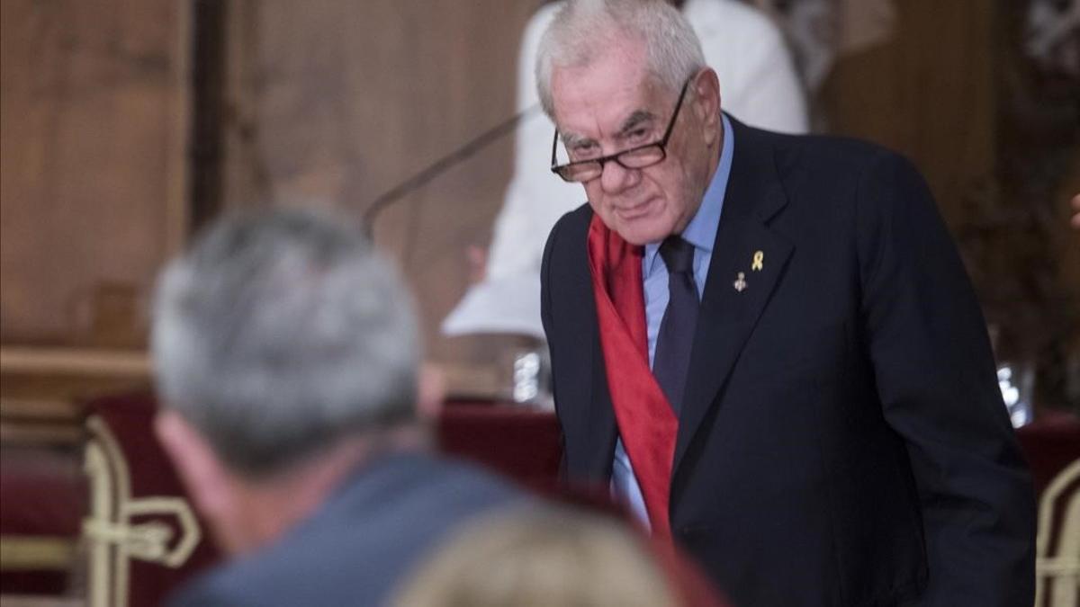 Ernest Maragall, observado por Quim Forn, durante el pleno de investidura del Ayuntamiento de Barcelona.