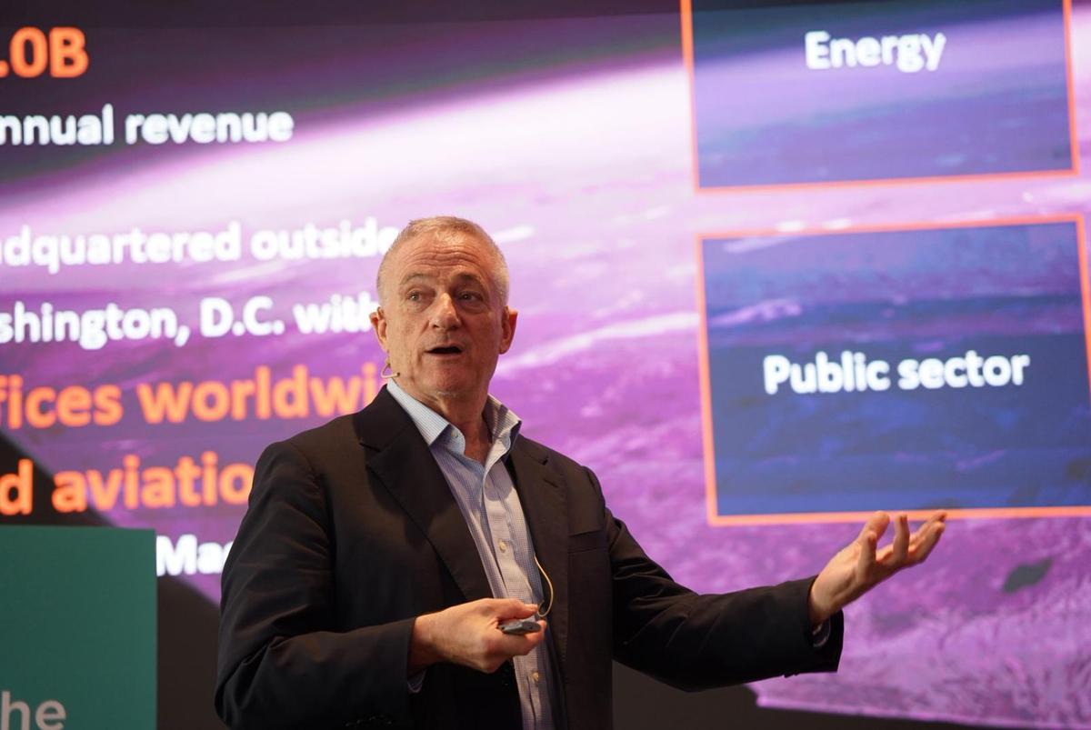 Jared Harckham, vicepresidente en Aviación ICF International, durante su presentación.