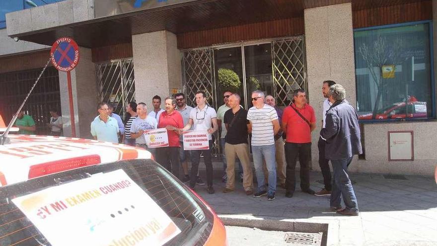 Examinadores y miembros de autoescuelas protestan delante de Tráfico. // Iñaki Osorio