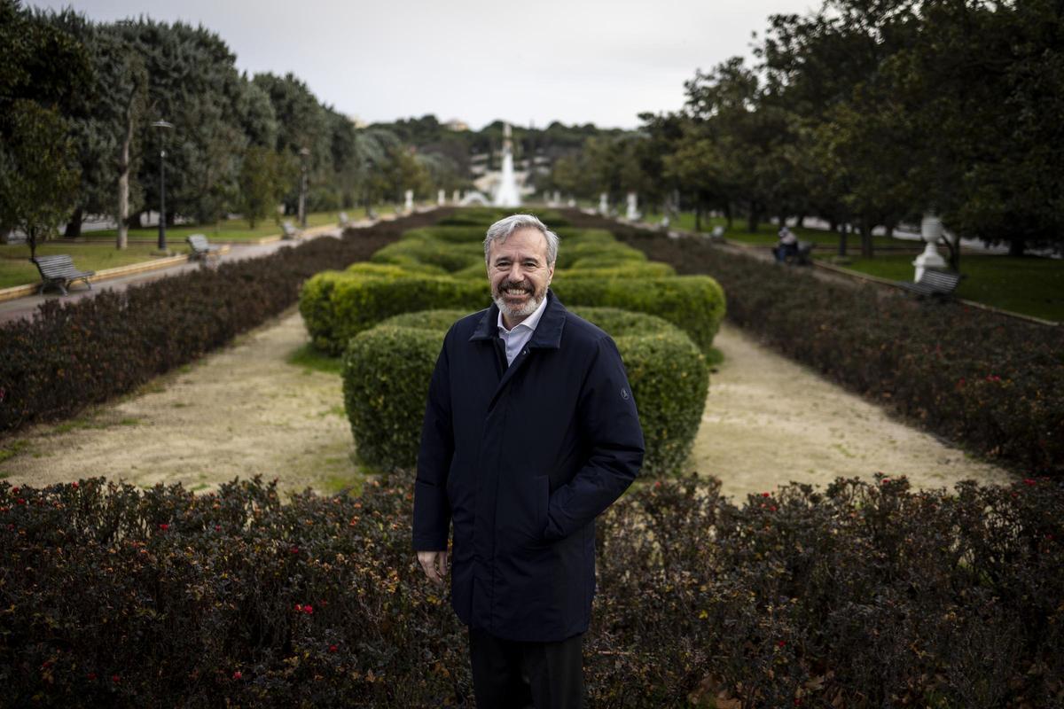 El candidato del PP a la Presidencia de Aragón, Jorge Azcón, posa en el Parque Grande minutos antes de la entrevista con este diario.