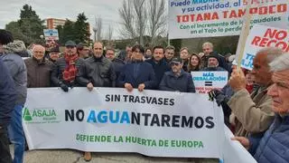 El Gobierno recorta el trasvase y a cambio abaratará el agua desalada