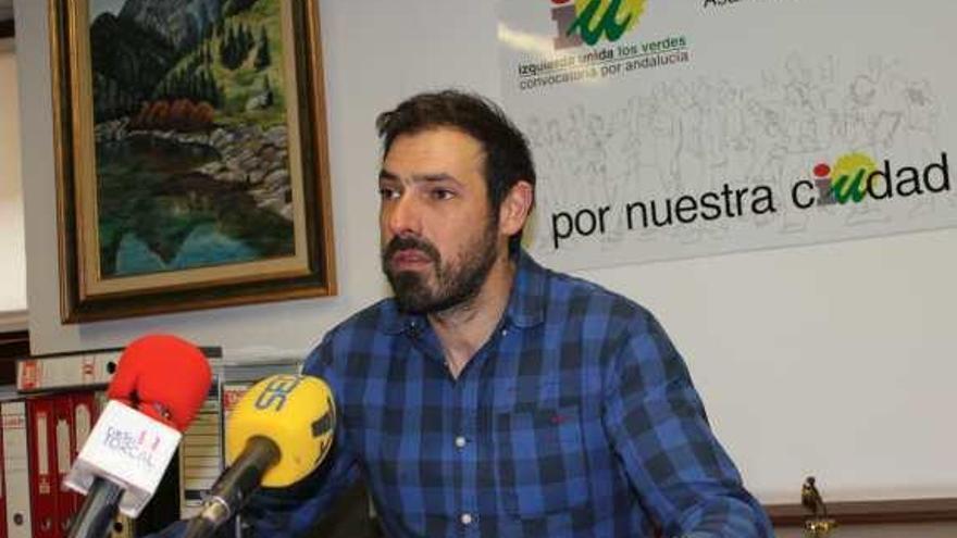 Fran Matas en el despacho municipal de IU.