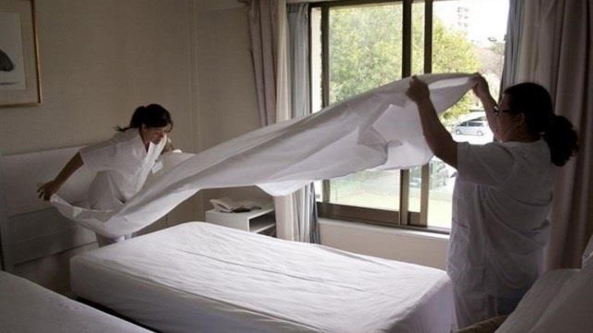 Camareras de piso en una habitación de hotel.