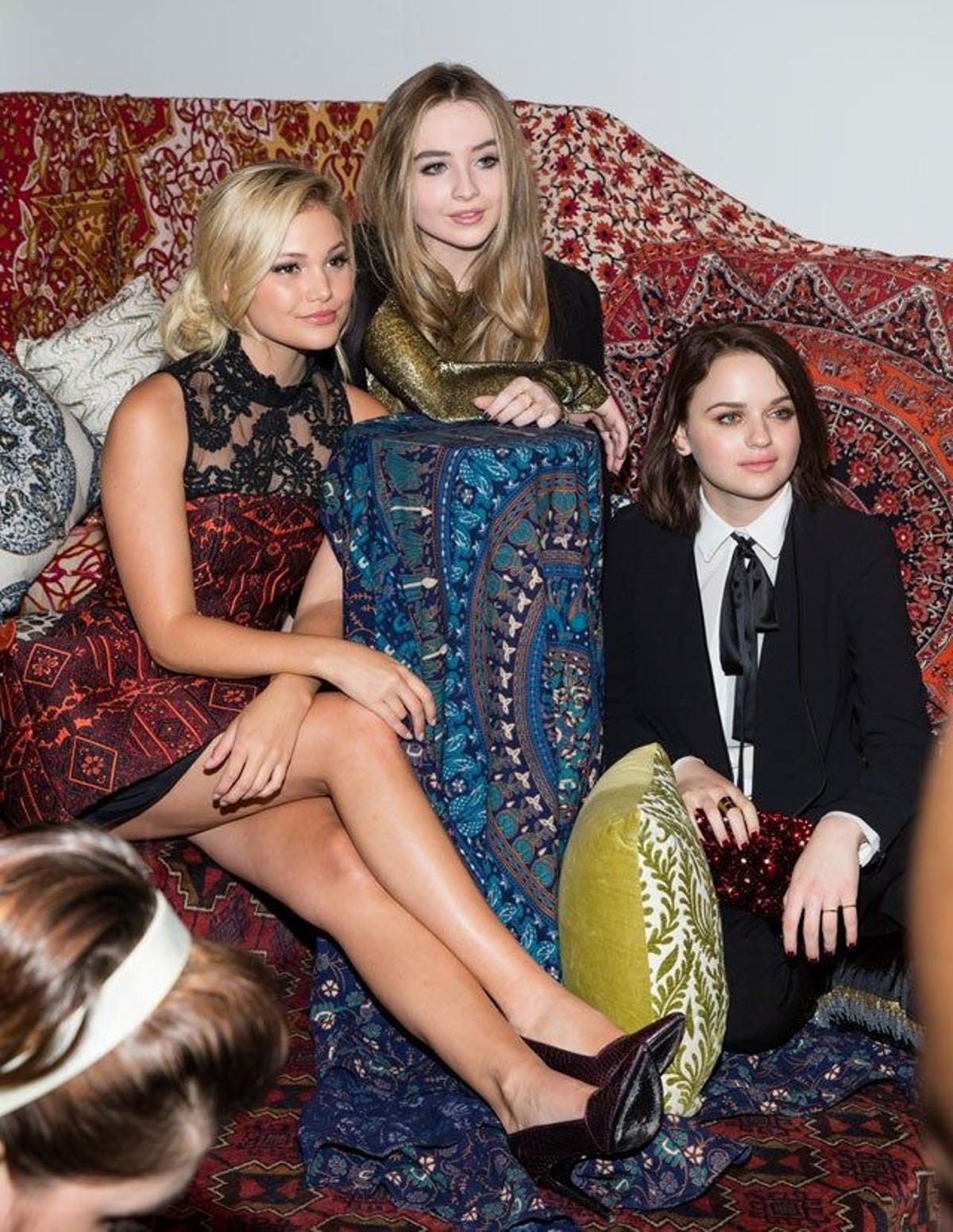 Olivia Holt, Sabrina Carpenter y Joey King en la presentación de la colección de Alice+Olive en la Semana de la Moda de Nueva York