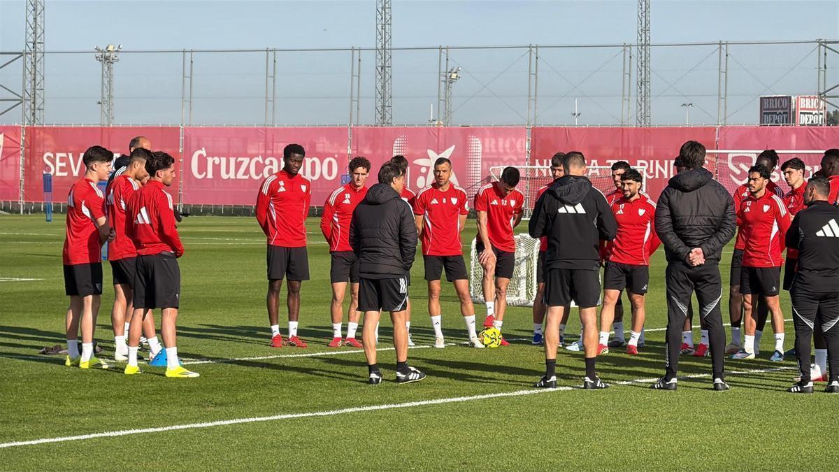 Vídeo | Matías Almeyda, en el entrenamiento del Sevilla FC junto a su cuerpo técnico