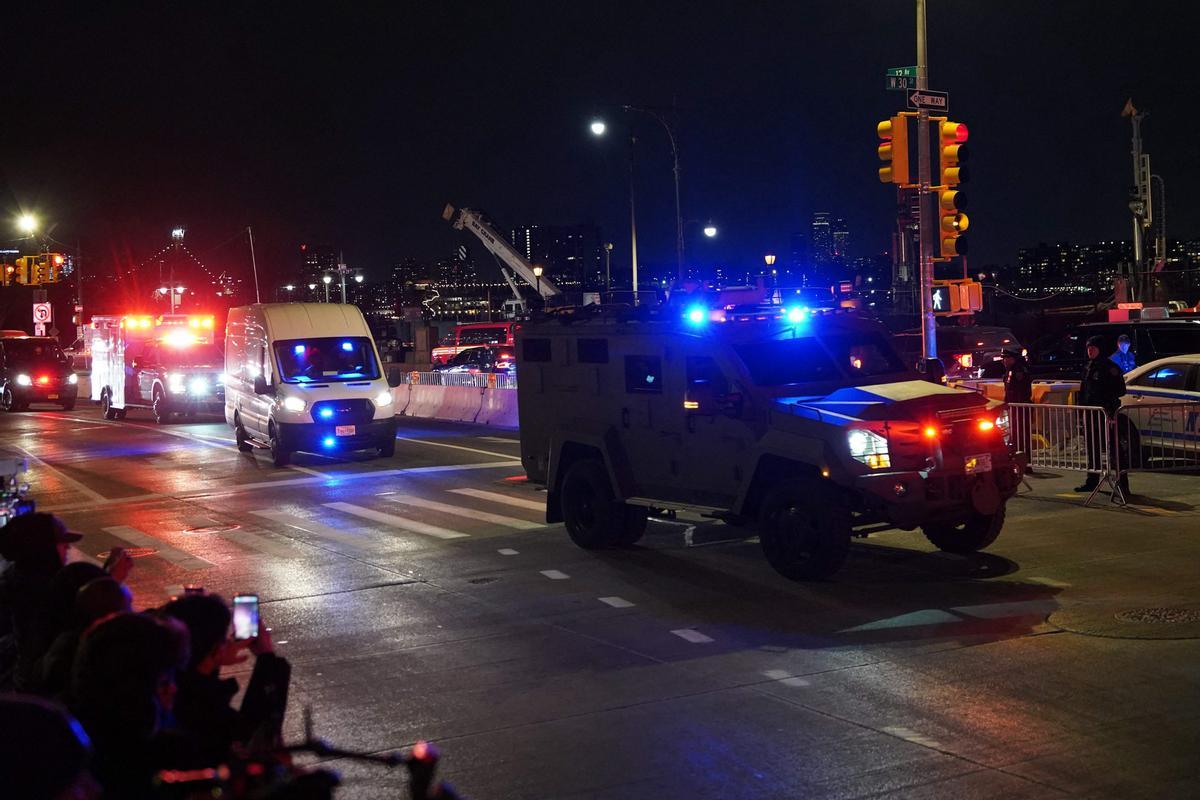 Un convoy que transporta al líder venezolano Nicolás Maduro abandona Manhattan el 3 de enero de 2026, en Nueva York. Maduro comparecerá ante un tribunal federal de Estados Unidos en Nueva York acusado de narcoterrorismo.  El presidente Donald Trump confirmó en una rueda de prensa que el Ejército estadounidense llevó a cabo durante la noche un ataque a gran escala en Caracas, que culminó con la captura de Maduro y de Flores.