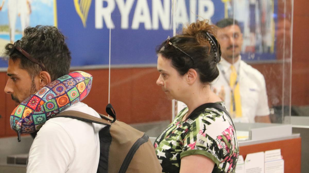 Viatgers de Ryanair aquest dilluns a l'aeroport del Prat