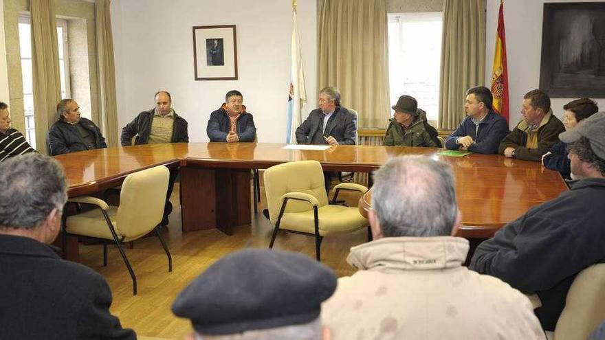 Ramiro Varela se reunió ayer con Juan Carlos Sánchez Fuciños y varios miembros de Queremos Parcelarias. // Bernabé/Javier Lalín