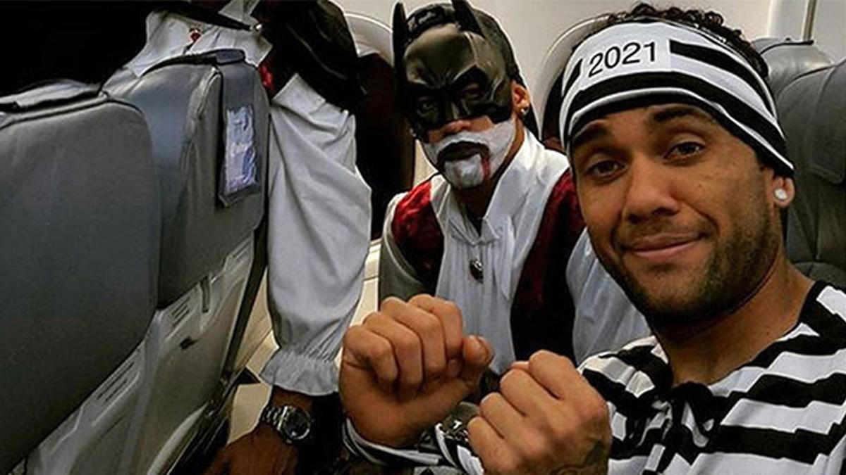Alves, vestido de presidiario, junto a Suárez, con un disfraz de Batman, en el avión de regreso a Barcelona