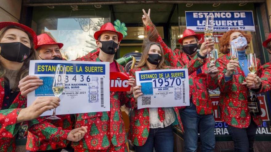 Los propietarios del &#039;Estanco de la suerte&#039;, en Oviedo.