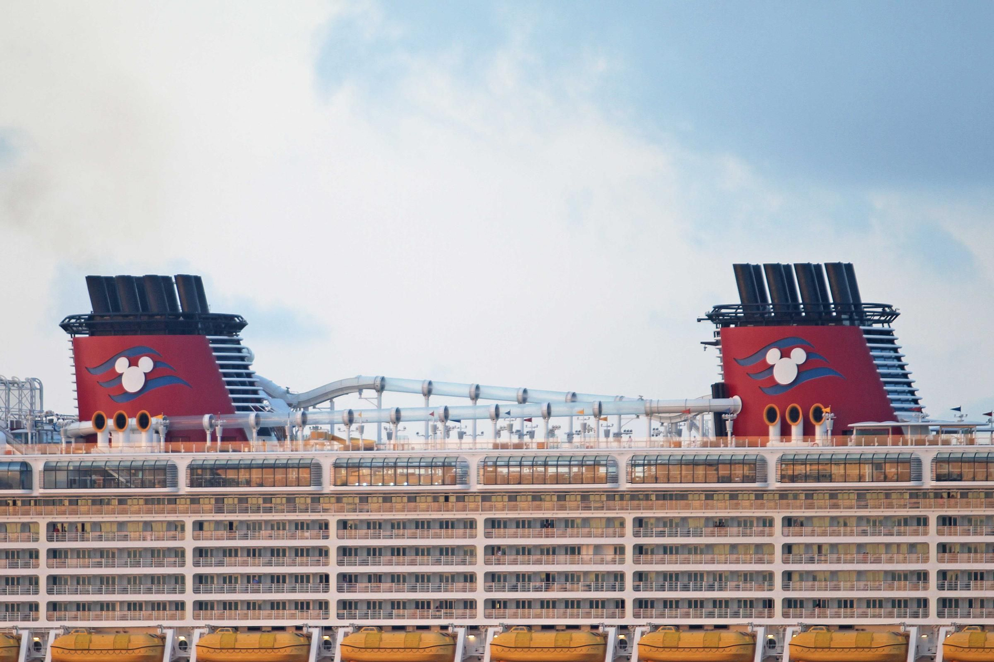 El crucero 'Disney Fantasy' hace escala por primera vez en Palma