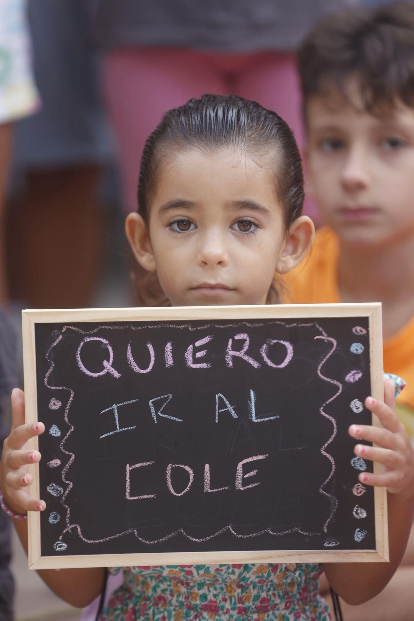 Vuelta al colegio en Massanassa con protestas de las AMPA y operarios aún trabajando