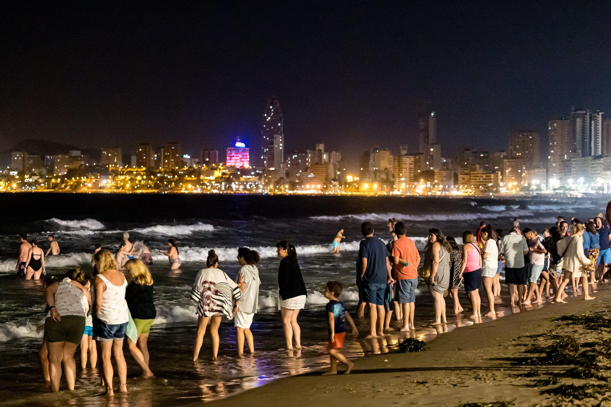 Cientos de personas festejan en las playas de Benidorm la Nit de Sant Joan