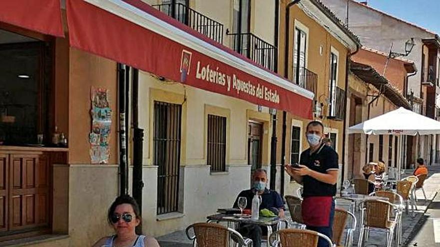 Terraza de un bar de Toro. | M. J. Cachazo