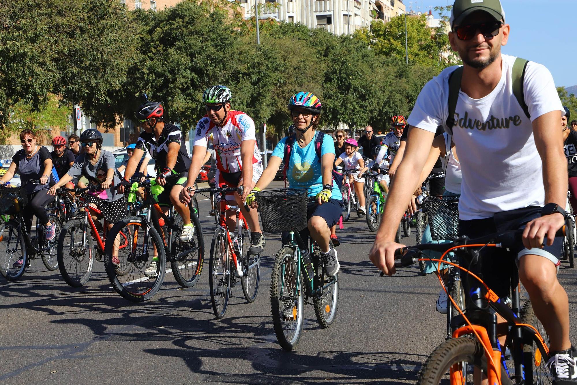 Familias enteras se suman a la Fiesta de la Bicicleta en Córdoba