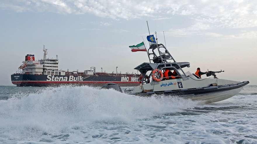Una lancha de la Guardia Revolucionaria iraní maniobra cerca del petrolero británico apresado. // Efe