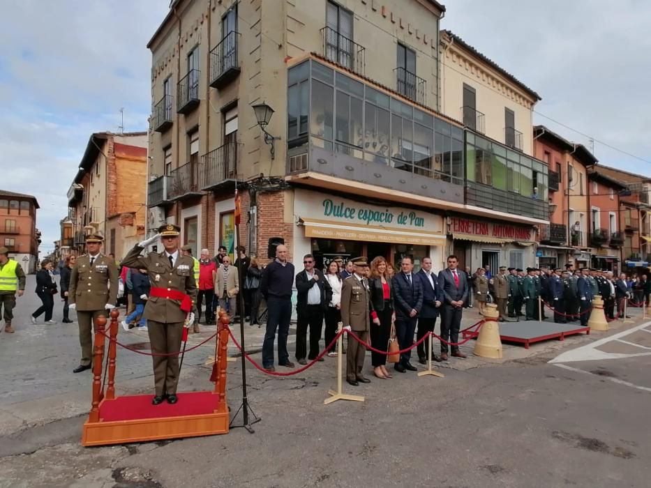 Toro rinde homenaje a la bandera