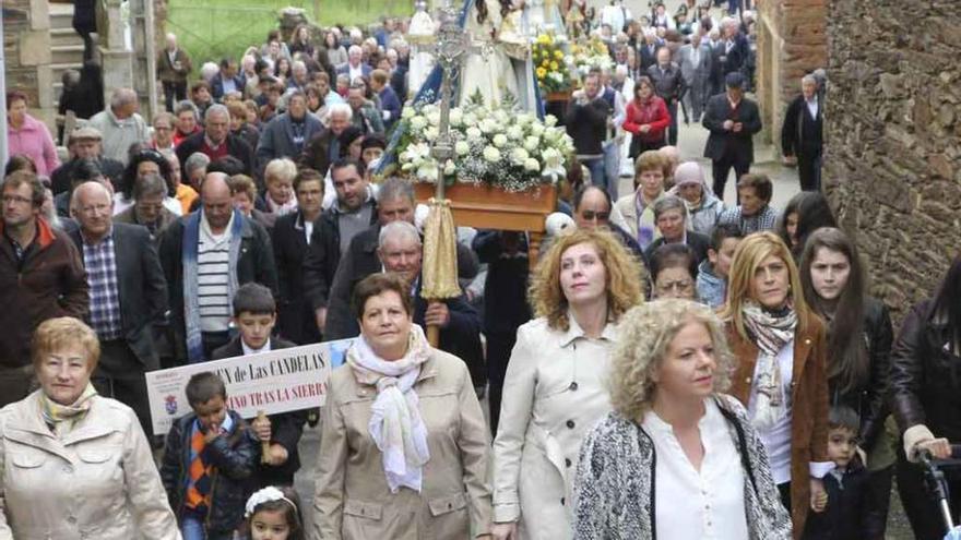 Los fieles acompañan a las imágenes llegadas de distintos pueblos que recorren las calles de Trabazos para sumarse a la romería internacional en honor a La Soledad.