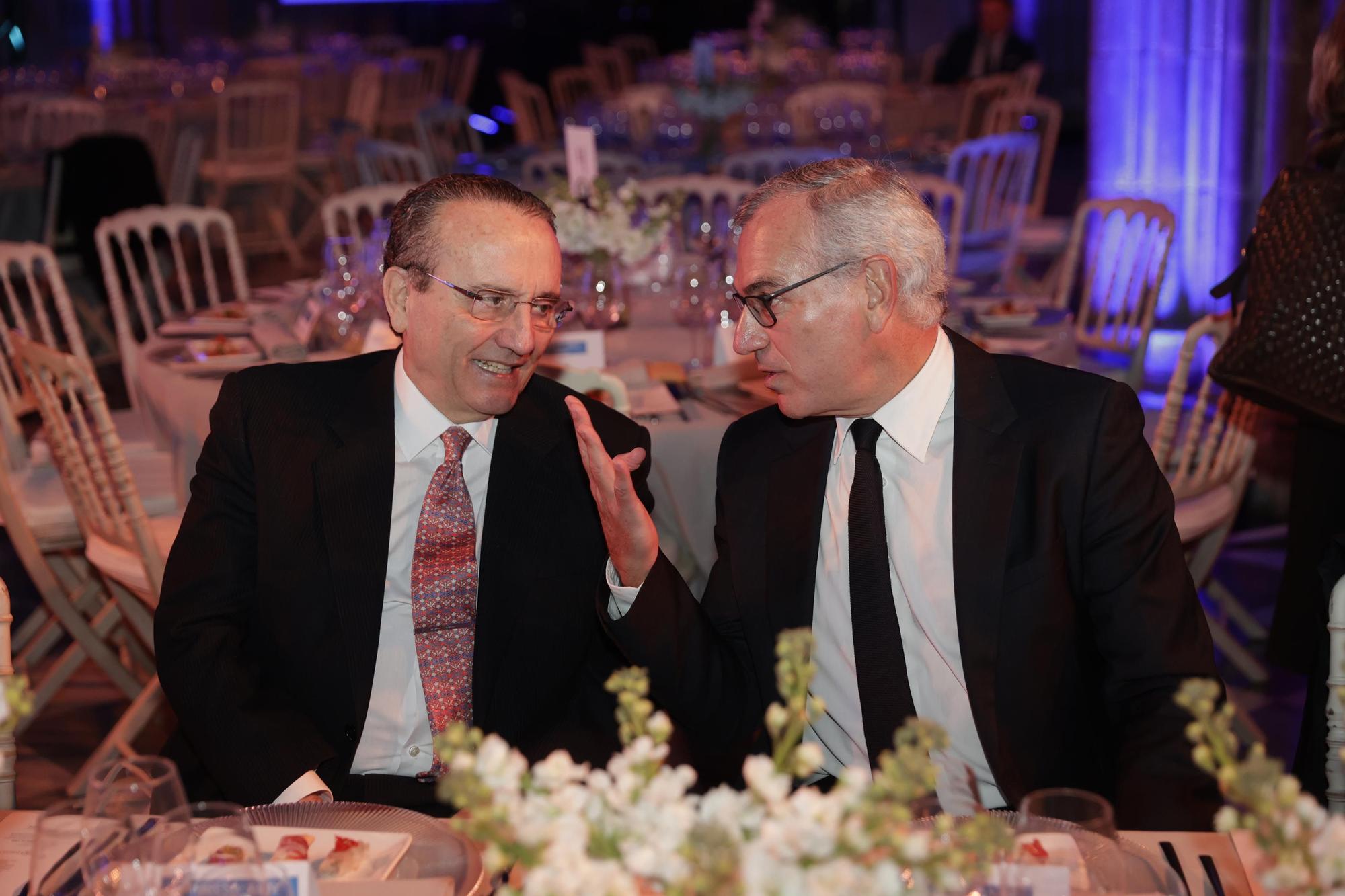 El presidente de Prensa Ibérica, Javier Moll, conversa con el presidente de Puig, Marc Puig, antes de empezar la gala de los Premios Empresa de l’Any de El Periódico