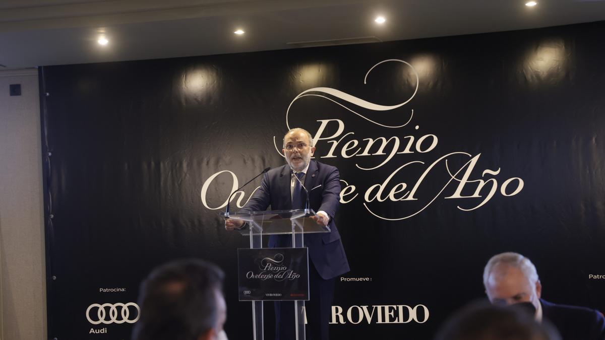 Entrega del premio "Oventese del año" al presidente la Cámara de Comercio, Carlos Paniceres