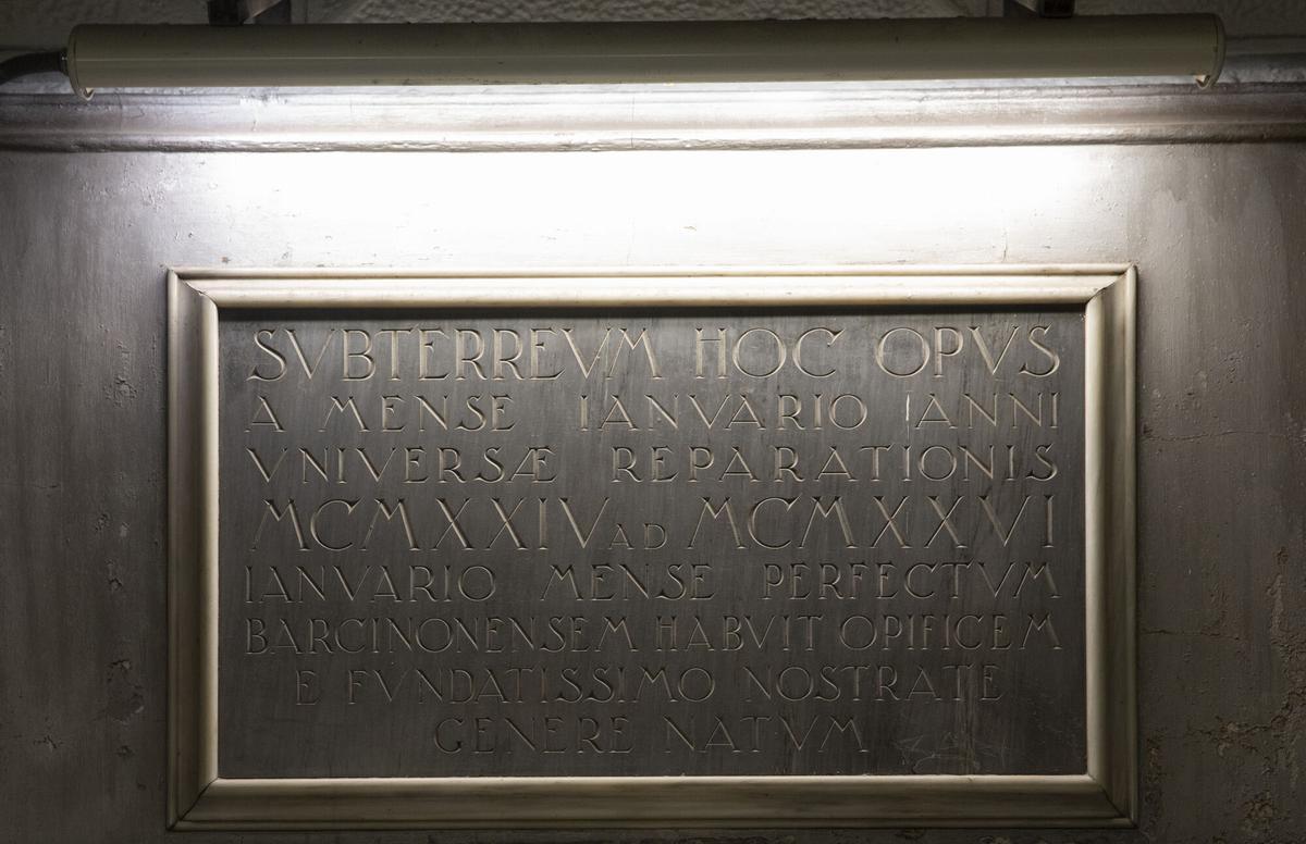 Una placa poco vistosa en la estación Espanya recuerda al ingeniero Esteve Terradas