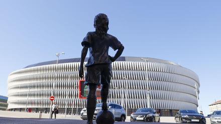 Una estatua de una niña junto a San Mamés con motivo de la final de la Champions femenina