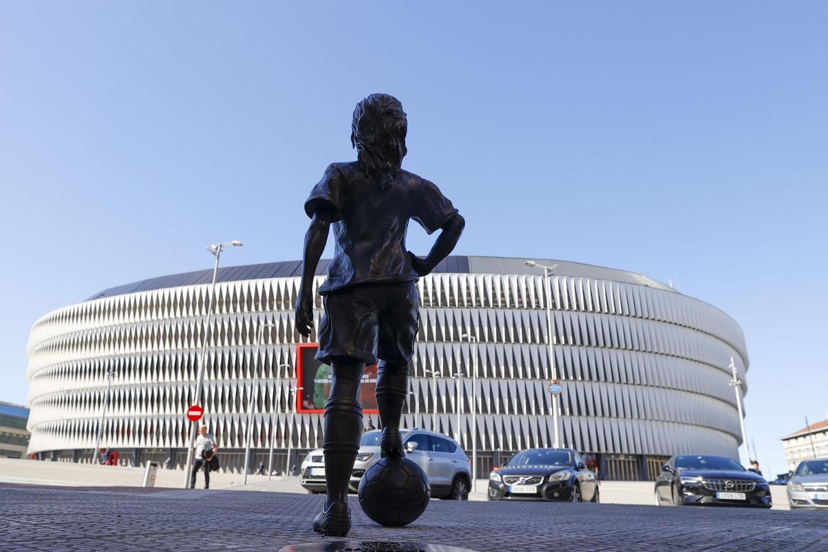 Una estatua de una niña junto a San Mamés con motivo de la final de la Champions femenina