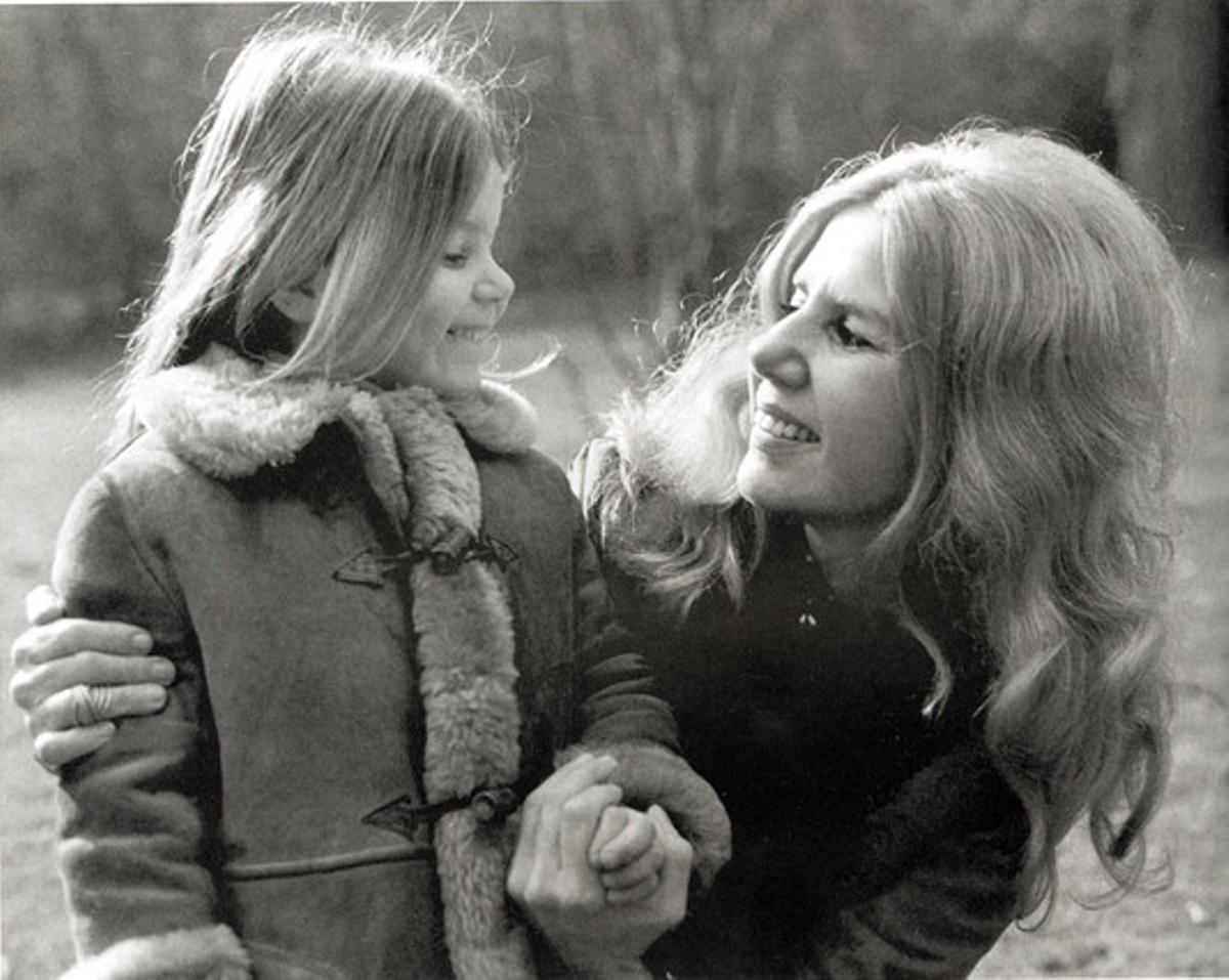 La duquesa de Alba con su hija, Eugenia, en el año 1975.