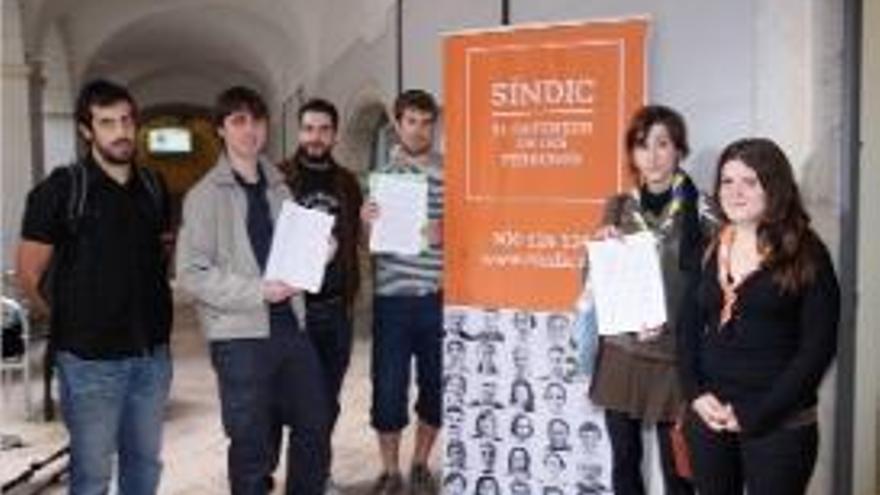 Els representants de les entitats, a punt d&#039;entrar a l&#039;Oficina del Síndic.