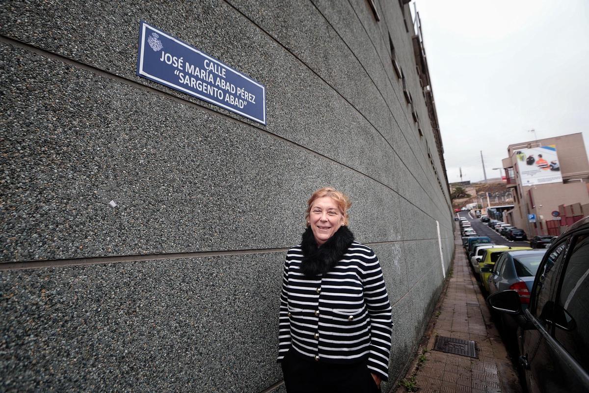 La viuda del sargento Abad, junto a la placa que da nombre a la calle donde se localiza la Academia de Seguridad, en Añaza.