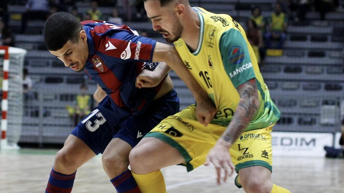 Hamza, en el Olivo Arena ante un jugador del Jaén