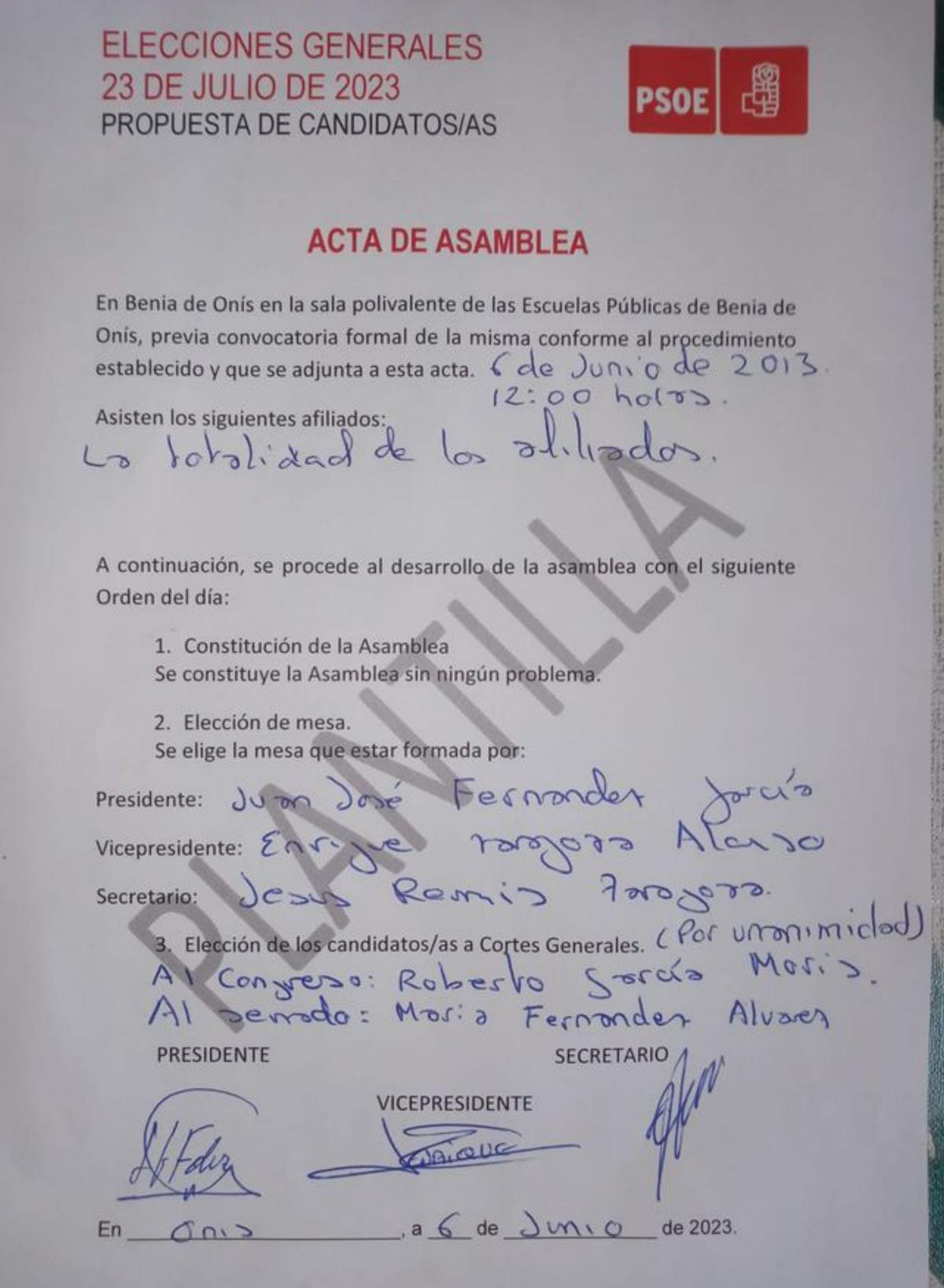 Arriba, el secretario general de Industria, Francisco Blanco. Junto a estas líneas, copia del acta de la asamblea de Onís, donde todos los afiliados votaron solo a dos candidatos . | LNE