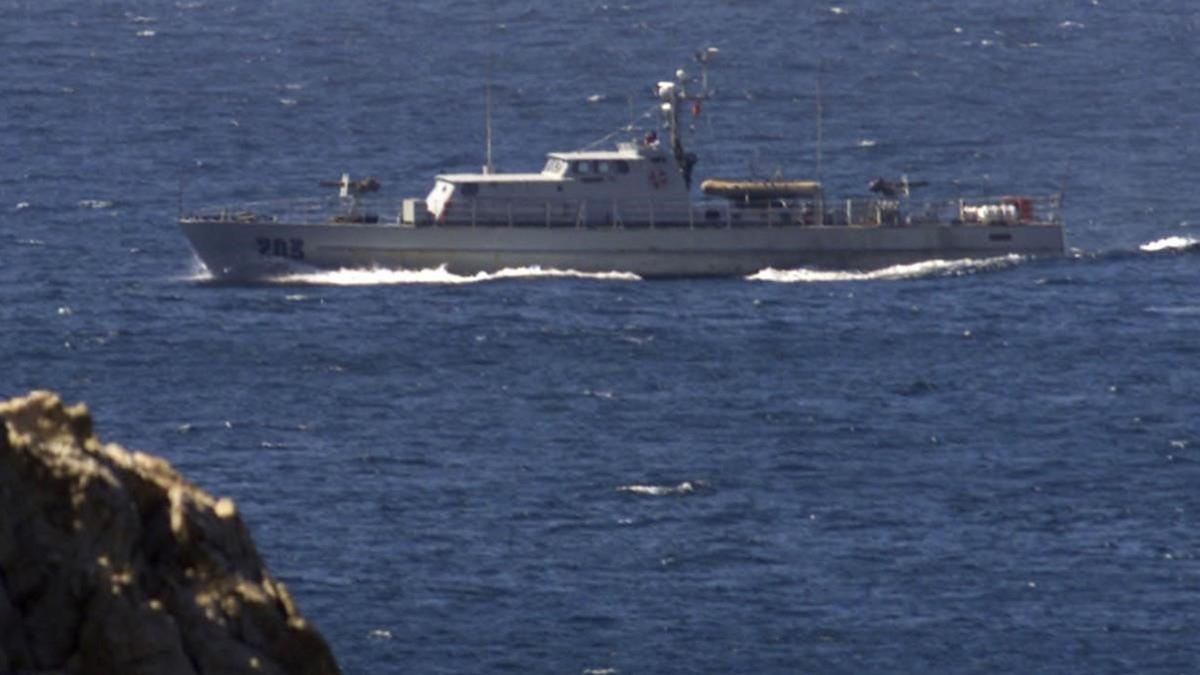zentauroepp341917 an unidentified moroccan patrol  boat moves just off perejil200520135138