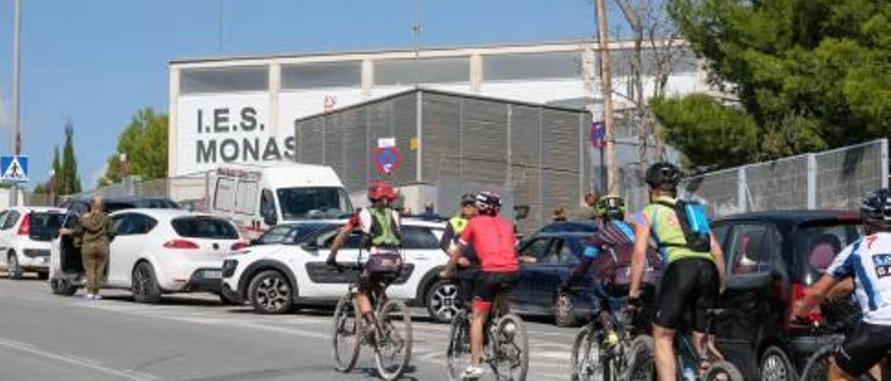 A las dos de la tarde, cuando los alumnos salen del Monastil, se crea un gran caos circulatorio.