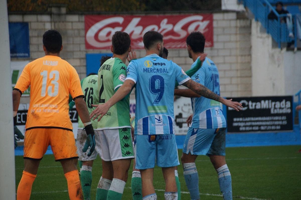 Acción del derbi entre el Coria y el Villanovense.