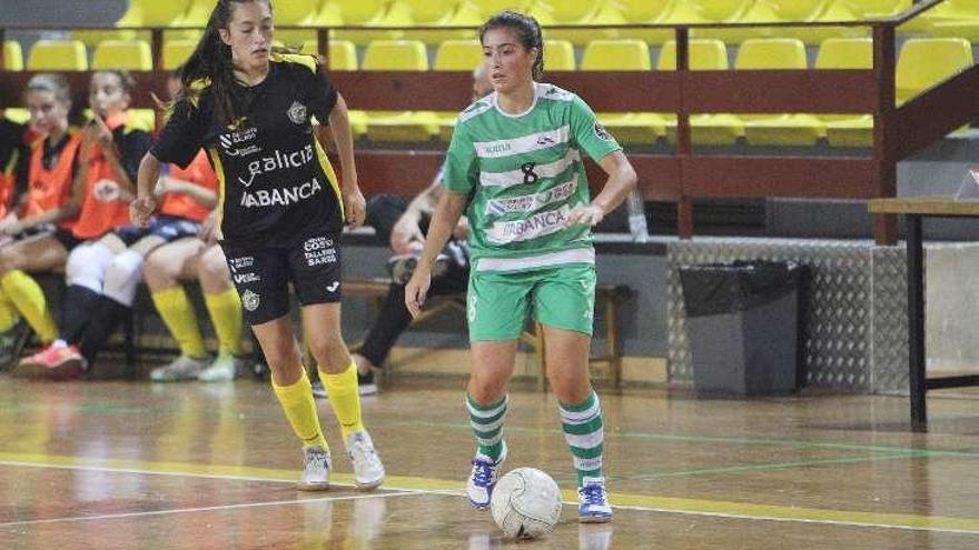 María Arias, con el balón, anotó ayer dos goles. // I. Osorio