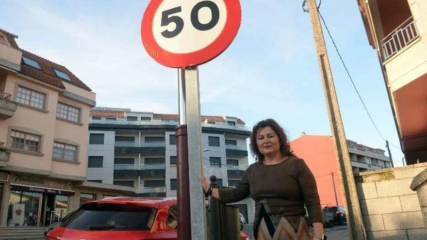 La abogada Dolores Salgueiro, en el centro de Dena. // Noé Parga